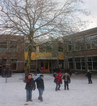 http://www.lucasvanleydenschool.nl/album_sneeuw/slides/P0936_18-12-09.JPG